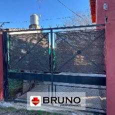 En zona barrio de Merlo Sur GBA Oeste departamento en estado bueno en alquiler.