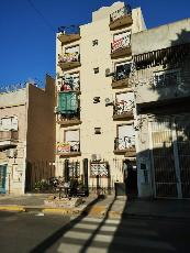 A una cuadra de la estación en Santos Lugares GBA Oeste alquiler de departamento a 7 cuadras de avenida principal.