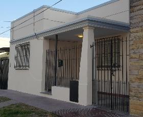 Venta de casa de 106 m² en zona resid. de Castelar Sur.