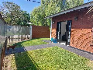 En zona resid. de Ituzaingo Norte venta de casa en estado bueno.