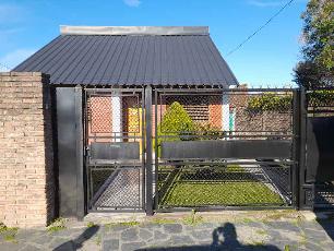 Venta de casa con 2 dormitorios a 4 cuadras de la estación en Libertad.