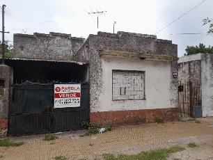 Casa en estado regular en venta a 4 cuadras de la estación en Libertad.