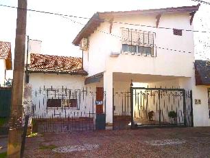 Chalet con 2 baños en venta en zona resid. de Ituzaingo Norte.