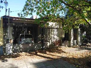 Chalet de 4 ambientes en venta a 3 cuadras de la estación en Ituzaingo Norte Argentina.
