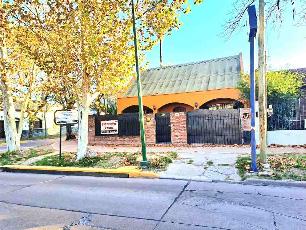 En zona resid. de Ituzaingo Norte Argentina venta de casa de estilo clasico.