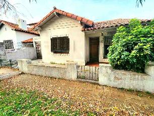 A 8 cuadras de la estación en Ituzaingo Norte venta de chalet de estilo colon..