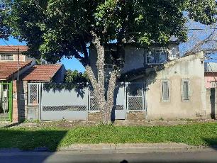 En zona resid. de Ituzaingo Norte chalet con múltiple en venta.