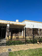 En zona barrio de Castelar Sur Argentina venta de casa de estilo clasico.