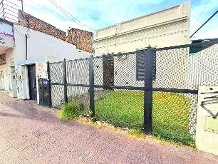 Venta de casa con 4 baños en zona com/res de Ituzaingo Sur.
