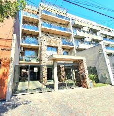 En zona com/res de Castelar Norte departamento de estilo moderno en venta.