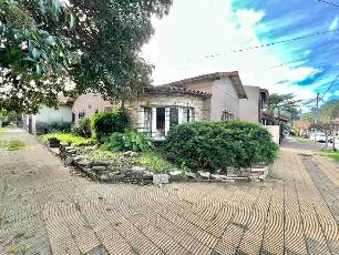 A 7 cuadras de la estación en Castelar Sur venta de casa en estado bueno.