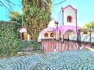 Chalet de 5 ambientes en venta a 6 cuadras de la estación en Castelar Norte Moron.