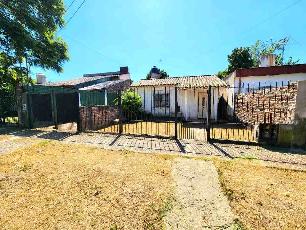 En zona resid. de Castelar Sur casa de 70 m² en venta.