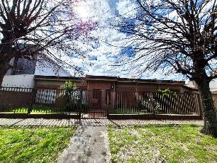 Venta de casa de estilo clásico en zona residencial de Castelar Norte.