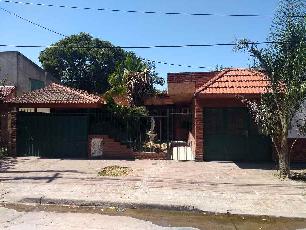 En zona barrio de Castelar Sur Moron venta de casa a una cuadra de avenida principal.