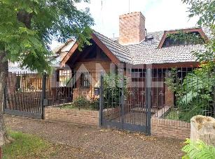 A 4 cuadras de la estación en Ituzaingo Norte chalet con garage en venta.