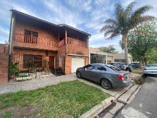 Casa para 2 familias de 250 m² en venta a 6 cuadras de la estación en Ituzaingo Norte Argentina.