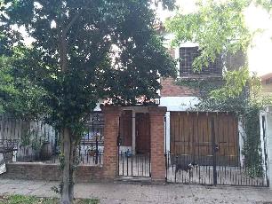 Casa con departamento con 3 dormitorios en venta a 6 cuadras de la estación en Ituzaingo Norte.