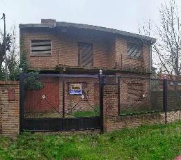 En zona resid. de Ituzaingo Norte chalet de 150 m² en venta.