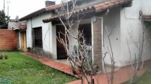 En zona barrio de Hurlingham venta de chalet sobre lote de 20.00 x 24.00.