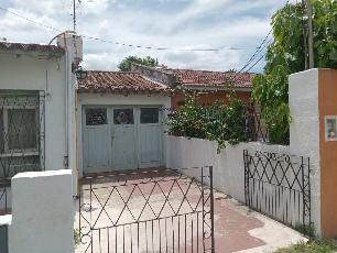 En zona barrio de Hurlingham venta de chalet en estado regular.