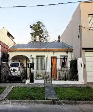 Chalet a 3 cuadras de avenida principal en venta en zona resid. de Castelar Norte.