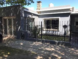 Venta de casa para 2 familias con garage en zona barrio de Merlo Sur.