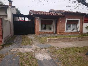 En zona barrio de Ituzaingo Norte venta de casa para 2 familias en estado bueno.