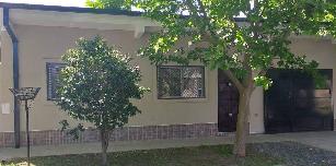 Casa con garage en venta en zona barrio de Ituzaingo Sur.