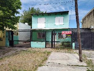 A 6 cuadras de la estación en Merlo Norte venta de casa de 2 pisos.