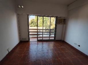En zona resid. de Merlo Sur departamento en estado bueno en venta.