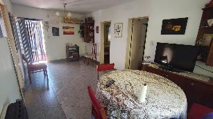 A 6 cuadras de la estación en Merlo Sur departamento de 65 m&sup2; en venta.