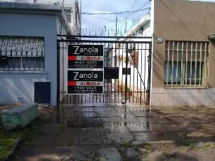 En zona residencial de Haedo Norte casa ph en buen estado en alquiler.