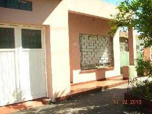 En zona barrio de Moron Sur venta de casa en estado bueno.