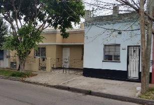 Venta de casa con 2 baños en zona resid. de Castelar Norte Moron.