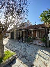 A 5 cuadras de la estación en Castelar Sur Moron casa de 195 m² en venta.