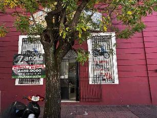 En zona comerc. de Moron Centro local apto profesional en alquiler.