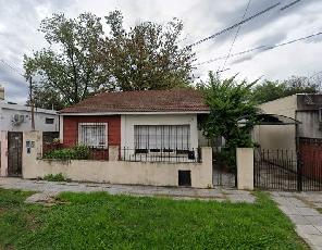 Casa en estado bueno en venta en zona barrio de Castelar Sur.