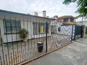 Casa de 2 ambientes en venta en zona barrio de Castelar Sur.
