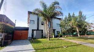 En zona bo cerr de Altos del Sol Argentina chalet a 4 cuadras de avenida principal en venta.