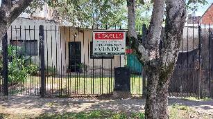En zona barrio de Hurlingham venta de casa con 2 dormitorios.