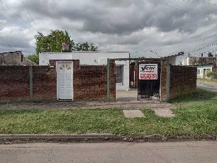 Casa de 3 ambientes en venta en zona barrio de Castelar Sur.