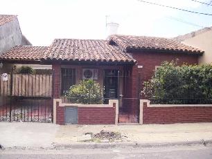 Chalet en estado m.bueno en venta en zona resid. de Ituzaingo Norte.