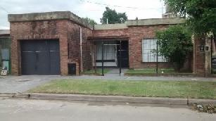 En zona resid. de Hurlingham venta de casa en estado bueno.