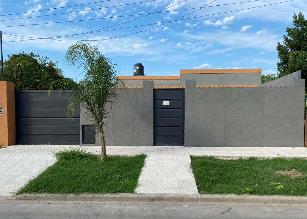 Casa en estado estreno en venta en zona barrio de Villa Tesei.