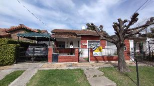 Casa de 3 ambientes en venta en zona barrio de Castelar Sur.