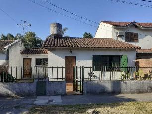 En zona barrio de Castelar Sur venta de chalet de estilo clasico.