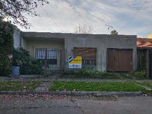 En zona barrio de Castelar Sur casa en estado bueno en venta.