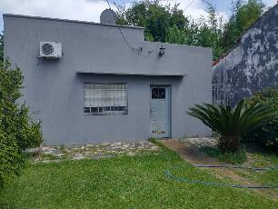 En zona barrio de Castelar Sur venta de casa a 3 cuadras de avenida principal.