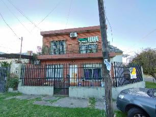En zona barrio de Villa Tesei Hurlingham casa para 2 familias apto crédito en venta.